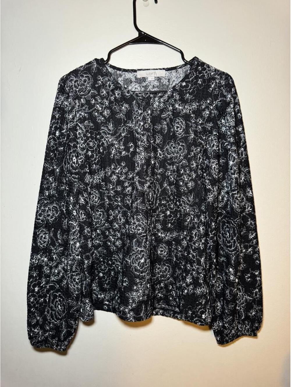 LOFT Black and White Floral Blouse Long Sleeve Size Large PTP 22 GC